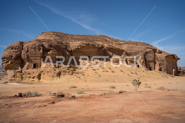 مناظر خلابة لمقابر منحوتة في منحدرات الحجر الرملي كموقع معماري وأثري في المملكة العربية السعودية