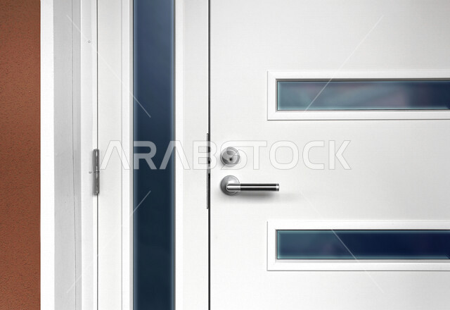 تصوير مقرب لباب بتصميم عصري, قفل معدني فضي, باب منزل بتصميم حديث, ديكورات 