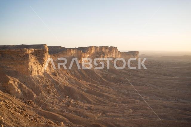 من الأعلى، يمكنك الاستمتاع بمناظر خلابة لسلسلة جبال مهيبة في موقع صحراوي على حافة العالم في المملكة العربية السعودية.