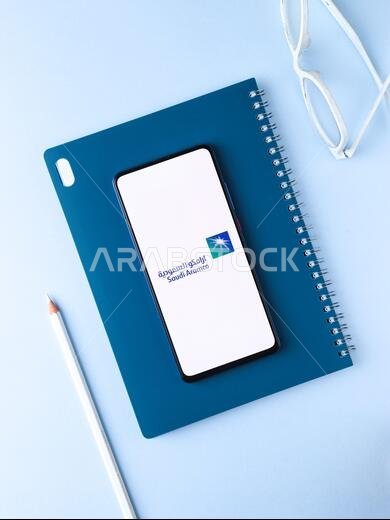 آسام، الهند - 2 أغسطس 2020: شعار شركة أرامكو السعودية، وهي شركة نفط عربية.