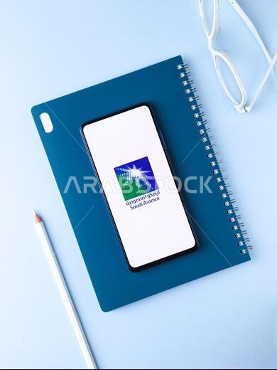 آسام، الهند - 2 أغسطس 2020: شعار شركة أرامكو السعودية، وهي شركة نفط عربية.