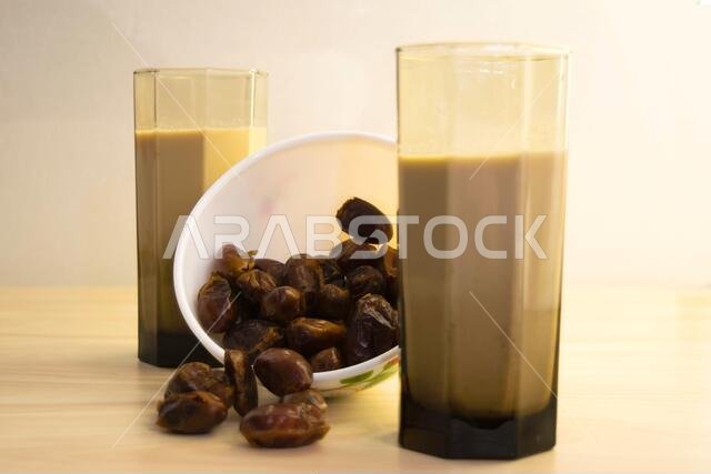 الحمص - حليب التمر، طبق رمضاني تقليدي، طريقة التحضير، المكونات، كوبان من حليب التمر - الحمص وطبق التمر على المائدة