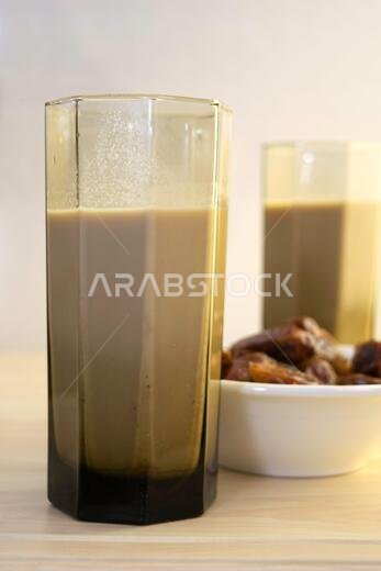الحمص - حليب التمر، طبق رمضاني تقليدي، طريقة التحضير، المكونات، كوبان من حليب التمر - الحمص وطبق التمر على المائدة