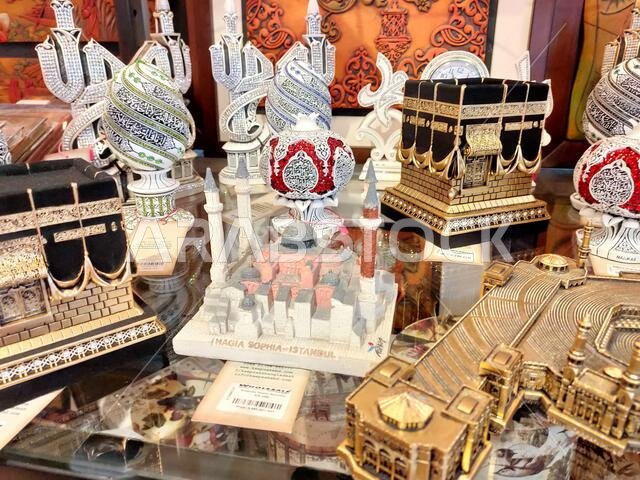 دكا، بنغلاديش، 16 مارس 2020: مجسمات مصغرة لآيا صوفيا والكعبة والمسجد الحرام، بالإضافة إلى هدايا تذكارية، معروضة في متجر هدايا في جامونا فوتو