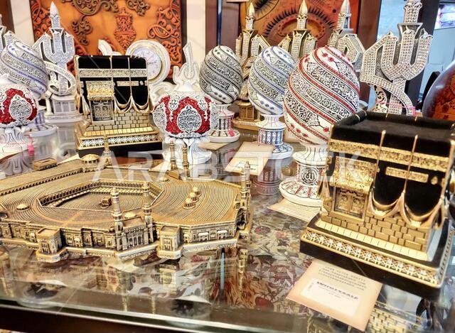 دكا، بنغلاديش، 16 مارس 2020: مجسمات مصغرة للكعبة والمسجد الحرام، بالإضافة إلى هدايا تذكارية، معروضة في متجر هدايا بمنتزه جامونا فيوتشر بارك الكبير.