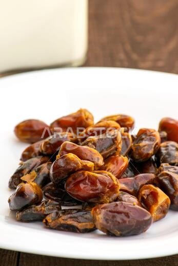 الحمص - حليب التمر، طبق تقليدي في رمضان، طريقة التحضير، المكونات، التمر في الطبق وحليب التمر في الزجاجات على الطاولة