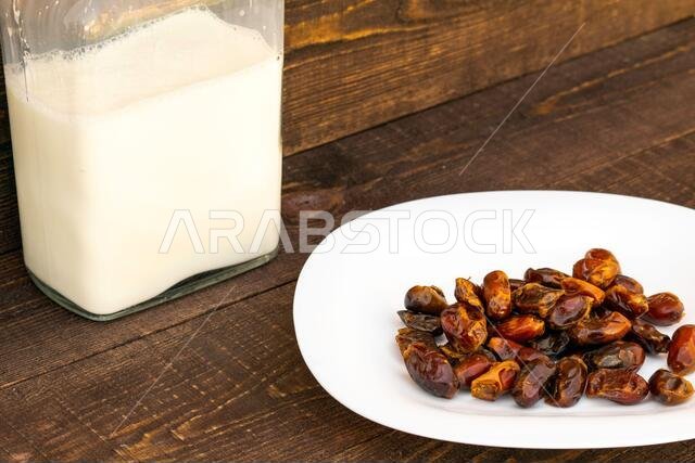 الحمص - حليب التمر، طبق تقليدي في رمضان، طريقة التحضير، المكونات، التمر في الطبق وحليب التمر في الزجاجات على الطاولة