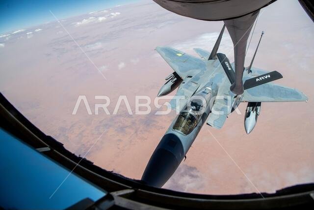 قامت طائرة التزود بالوقود KC-135 ستراتوتانكر التابعة لسلاح الجو الأمريكي بعملية تزويد بالوقود جواً لطائرة F-15C إيجل فوق المملكة العربية السعودية، وذلك خلال مشاركتها في مناورة تشكيل جوي واسعة النطاق، في 10 سبتمبر/أيلول 2020. وتواصل القيادة المركزية للقوات الجوية الأمريكية (AFCENT) بناء وتعزيز شراكاتها الإقليمية من خلال التدريب المشترك، وتكامل القدرات، وزيادة قابلية التشغيل البيني، بهدف توفير عمليات قتالية سريعة وفعّالة من مواقع راسخة وأخرى نائية في جميع أنحاء منطقة مسؤولية القيادة المركزية الأمر قامت طائرة التزود بالوقود KC-135 ستراتوتانكر التابعة لسلاح الجو الأمريكي بعملية تزويد بالوقود جواً لطائرة F-15C إيجل فوق المملكة العربية السعودية، وذلك خلال مشاركتها في مناورة تشكيل جوي واسعة النطاق، في 10 سبتمبر/أيلول 2020. وتواصل القيادة المركزية للقوات الجوية الأمريكية (AFCENT) بناء وتعزيز شراكاتها الإقليمية من خلال التدريب المشترك، وتكامل القدرات، وزيادة قابلية التشغيل البيني، بهدف توفير عمليات قتالية سريعة وفعّالة من مواقع راسخة وأخرى نائية في جميع أنحاء منطقة مسؤولية القيادة المركزية الأمر