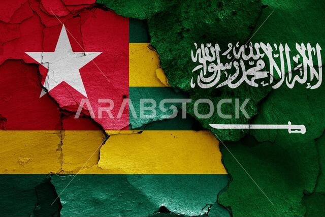 أعلام توغو والمملكة العربية السعودية مرسومة على جدار متصدع