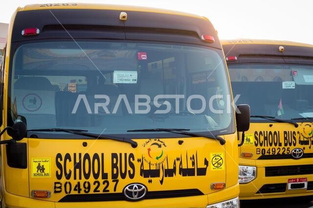 حافلة مدرسية صفراء في أبو ظبي، الإمارات العربية المتحدة، دبي، الإمارات، الخليج، الشرق الأوسط. كُتبت لافتات ورموز توعوية باللغة العربية في