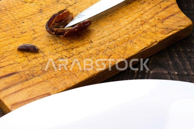 الحمص - حليب التمر، طبق رمضاني تقليدي، طريقة التحضير، المكونات: تمر منزوع النوى مقطع، سكين ونواة تمرة موضوعة على لوح تقطيع، ثم...