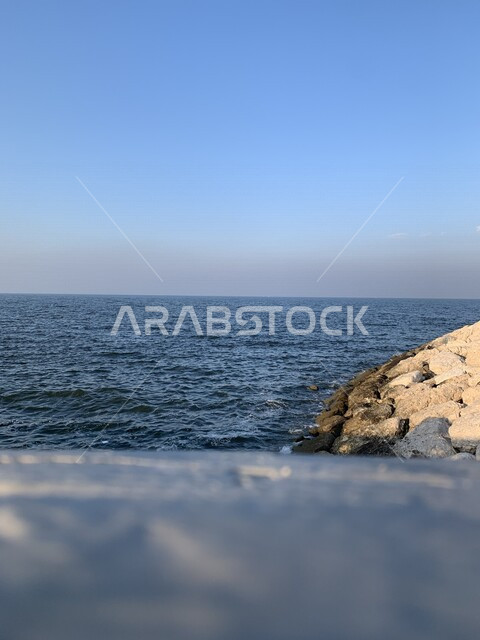 صورة جمالية لشاطئ البحر في المنطقة الشرقية - الدمام بالمملكة العربية السعودية ، جمال الطبيعة في السعودية ، السياحة في السعودية ، شواطئ الشرقية ، أماكن سياحية ترفيهية ، مناظر بحرية هادئة ، هدوء وجمال البحر