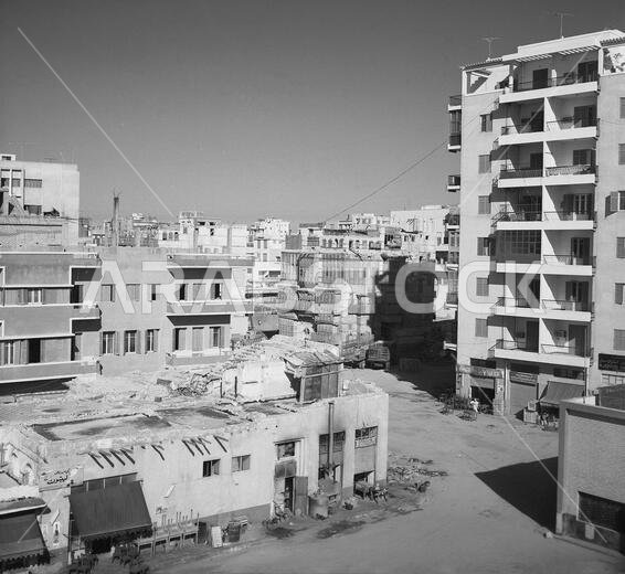 صورة تاريخية من ستينيات القرن العشرين تُظهر مجمعات سكنية حديثة جديدة، بعضها قيد الإنشاء، وفي الأفق بعض المباني القديمة في مدينة جدة الساحلية بالمملكة العربية السعودية.