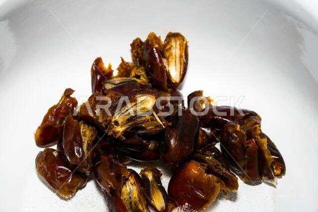 حمص - حليب التمر، طبق تقليدي من أطباق رمضان، طريقة التحضير، المكونات، التمر منزوع النوى في القدر