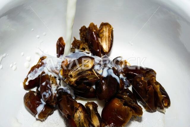 حساء التمر - حليب التمر، طبق تقليدي من أطباق رمضان، طريقة التحضير والمكونات: تمر منزوع النوى موضوع في قدر يتدفق منه الحليب