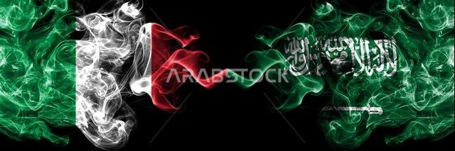 إيطاليا ضد السعودية، أعلام عربية ضبابية غامضة موضوعة جنبًا إلى جنب. أعلام دخانية كثيفة الألوان حريرية تجريدية لإيطاليا والسعودية، عربية