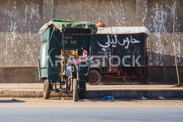 الدار البيضاء، المغرب: 09/07/2019: حركة المرور في وسط مدينة الدار البيضاء بالمغرب، في يوم صيفي. الشوارع مكتظة بالسيارات.