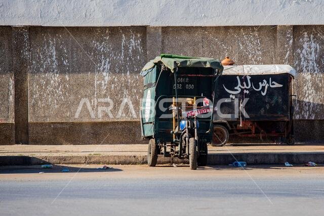 الدار البيضاء، المغرب: 09/07/2019: حركة المرور في وسط مدينة الدار البيضاء بالمغرب، في يوم صيفي. الشوارع مكتظة بالسيارات.