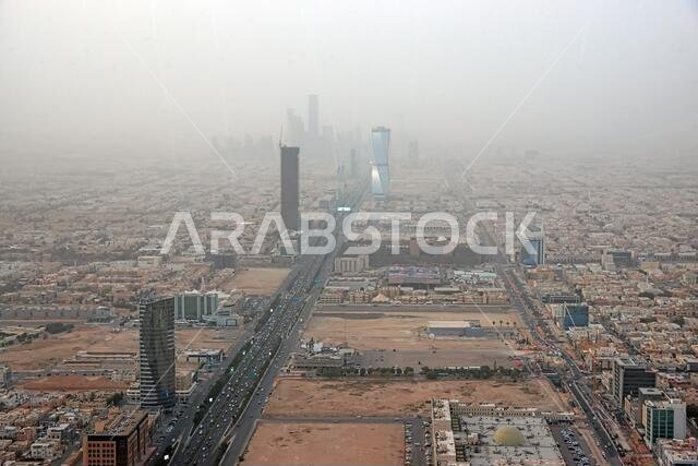 إطلالة على وسط المدينة من جسر سكاي بريدج في مركز المملكة، برج المملكة في الرياض، المملكة العربية السعودية