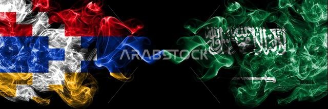 ناغورنو كاراباخ، آرتساخ ضد السعودية، أعلام عربية دخانية غامضة موضوعة جنبًا إلى جنب. أعلام دخانية كثيفة ملونة حريرية مجردة