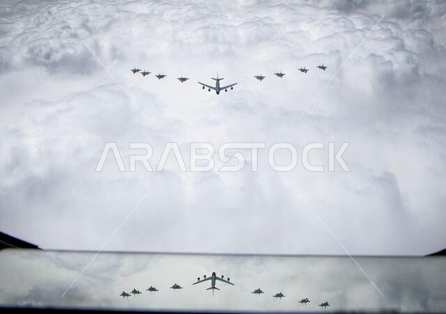 حلّقت طائرة التزود بالوقود KC-135 ستراتوتانكر التابعة لسلاح الجو الأمريكي، وطائرات F-15C إيجل وF-15E سترايك إيجل التابعة لسلاح الجو الأمريكي، وطائرات F-15SA التابعة لسلاح الجو الملكي السعودي فوق المملكة العربية السعودية خلال مشاركتها في مناورة تشكيل جوي واسعة النطاق، في 10 سبتمبر 2020. وتواصل القيادة المركزية للقوات الجوية الأمريكية (AFCENT) بناء وتعزيز شراكاتها الإقليمية من خلال التدريب المشترك، وتكامل القدرات، وزيادة قابلية التشغيل البيني، وذلك لتوفير عمليات قتالية سريعة وفعّالة من مواقع راسخة حلّقت طائرة التزود بالوقود KC-135 ستراتوتانكر التابعة لسلاح الجو الأمريكي، وطائرات F-15C إيجل وF-15E سترايك إيجل التابعة لسلاح الجو الأمريكي، وطائرات F-15SA التابعة لسلاح الجو الملكي السعودي فوق المملكة العربية السعودية خلال مشاركتها في مناورة تشكيل جوي واسعة النطاق، في 10 سبتمبر 2020. وتواصل القيادة المركزية للقوات الجوية الأمريكية (AFCENT) بناء وتعزيز شراكاتها الإقليمية من خلال التدريب المشترك، وتكامل القدرات، وزيادة قابلية التشغيل البيني، وذلك لتوفير عمليات قتالية سريعة وفعّالة من مواقع راسخة