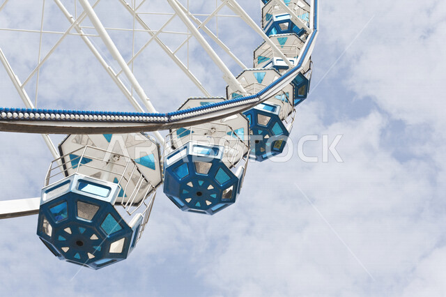 صورة جمالية للغيوم والسحب البيضاء في سماء السعودية ، مدينة الملاهي ، أماكن سياحية ترفيهية ، ألعاب ترفيهية 