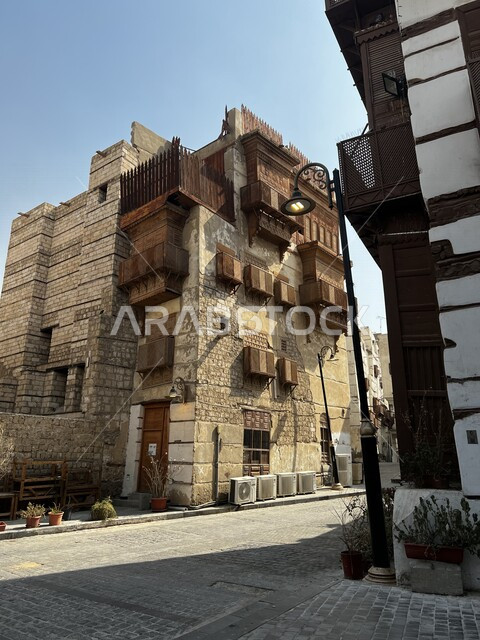 المدينة التاريخية في جدة بتصميم معماري عربي و إسلامي قديم ، أماكن سياحية تاريخية في المملكة العربية السعودية ، معالم تاريخية في جدة البلد ، مدينة جدة التاريخية ، المباني الأثرية في البلد التاريخي في مدينة جدة