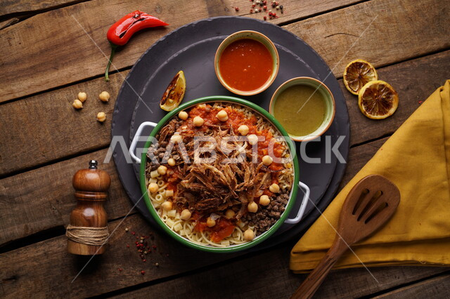 مائدة طعام شهية ، مطاعم للماكولات العربية الشرقية ، مطاعم عربية ، أكلات عربية تقليدية ، مطاعم شرقية ، وصفات وأطباق طعام لذيذة ، أطباق شعبية ، مأكولات عربية ، طبق من الارز والمعكرونة المزينة بالصلصة الحارة 