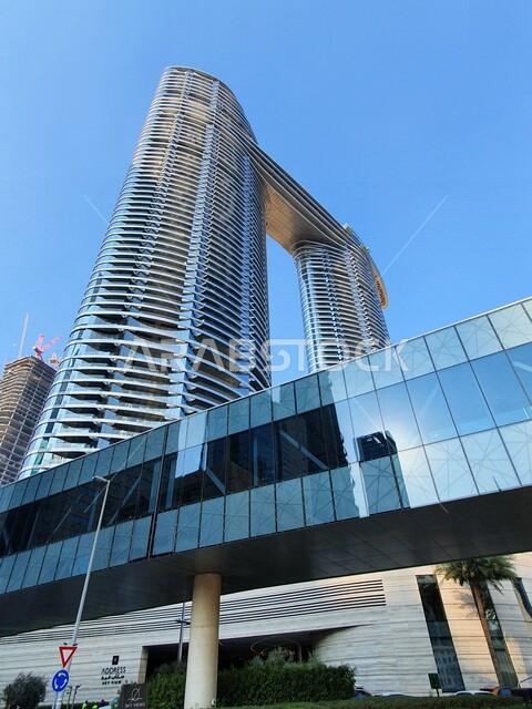 صورة إبداعية لفندق العنوان سكاي فيو في إمارة دبي في دولة الإمارات العربية المتحدة ، الفن الهندسي المعماري في الإمارات ، معالم سياحية مشهورة في دبي ، أبراج وناطحات السحاب ، ممر زجاجي، مشاريع دبي العقارية ، أبراج داون تاون دبي