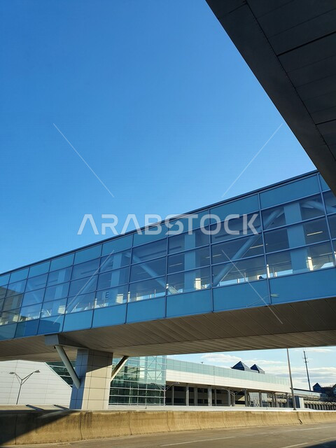 صورة إبداعية لفندق العنوان سكاي فيو في إمارة دبي في دولة الإمارات العربية المتحدة ، الفن الهندسي المعماري في الإمارات ، معالم سياحية مشهورة في دبي ، أبراج وناطحات السحاب ، ممر زجاجي، مشاريع دبي العقارية ، أبراج داون تاون دبي