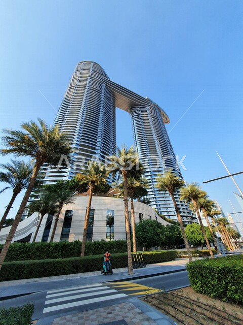 صورة إبداعية لفندق العنوان سكاي فيو في إمارة دبي في دولة الإمارات العربية المتحدة ، الفن الهندسي المعماري في الإمارات ، معالم سياحية مشهورة في دبي ، أبراج وناطحات السحاب ، مشاريع دبي العقارية ، أبراج داون تاون دبي