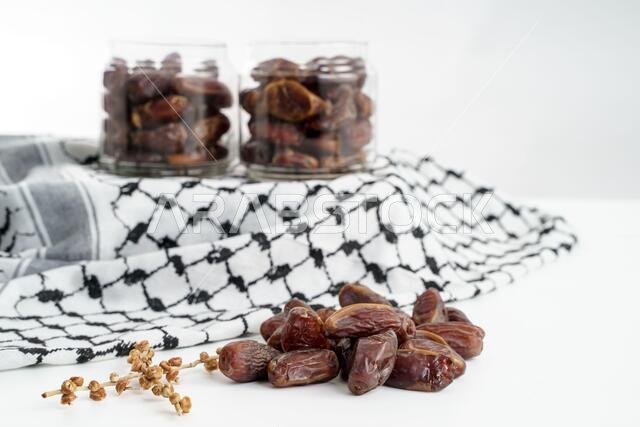 ثمار التمر على خلفية بيضاء. ثمار نخيل التمر المجفف (مجدول)