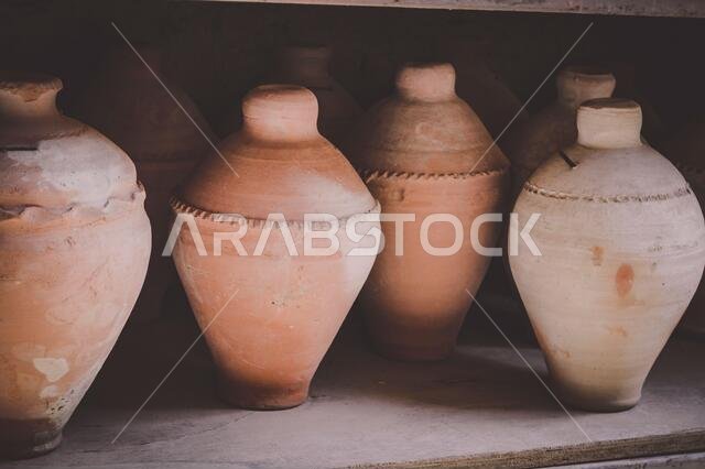 الحرف اليدوية والأواني والألعاب المصنوعة من الطين والتراب