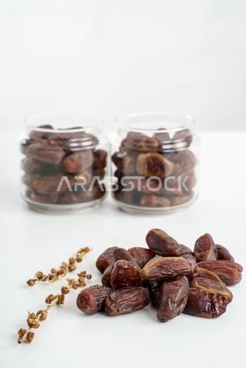 ثمار التمر على خلفية بيضاء. ثمار نخيل التمر المجفف (مجدول)