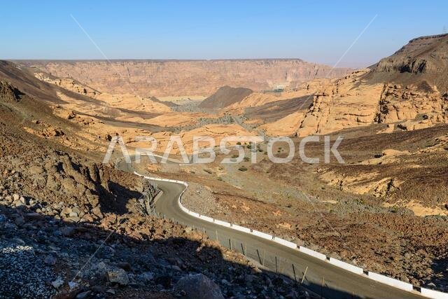 العلا، المملكة العربية السعودية. الطريق المؤدي إلى نقطة مشاهدة العلا.