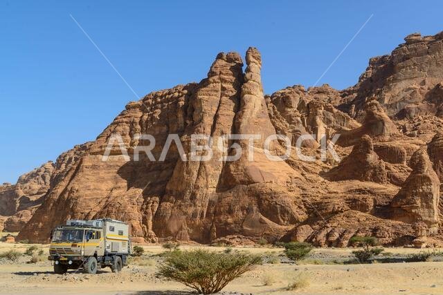 مناظر طبيعية حول مدينة العلا، منطقة المدينة المنورة، المملكة العربية السعودية. التخييم بين الصخور