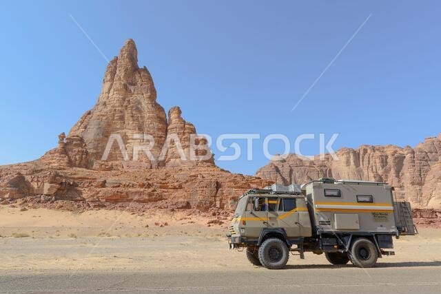 مناظر طبيعية حول مدينة العلا، منطقة المدينة المنورة، المملكة العربية السعودية. التخييم بين الصخور