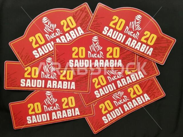 الشعار الرسمي لرالي داكار 2020 في المملكة العربية السعودية. يُقام أصعب رالي في العالم في المملكة العربية السعودية في الفترة من 5 إلى 17 يناير 2020.