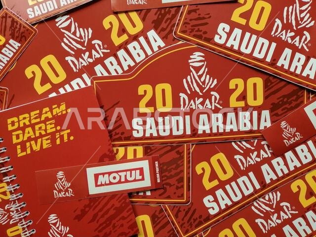 الشعار الرسمي لرالي داكار 2020 في المملكة العربية السعودية. يُقام أصعب رالي في العالم في المملكة العربية السعودية في الفترة من 5 إلى 17 يناير 2020.