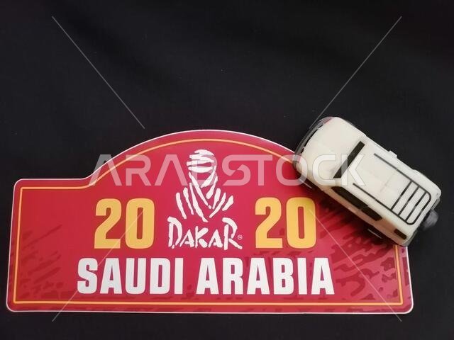 الشعار الرسمي لرالي داكار 2020 في المملكة العربية السعودية. يُقام أصعب رالي في العالم في المملكة العربية السعودية في الفترة من 5 إلى 17 يناير 2020.