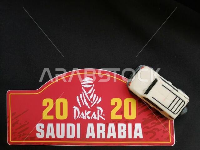 الشعار الرسمي لرالي داكار 2020 في المملكة العربية السعودية. يُقام أصعب رالي في العالم في المملكة العربية السعودية في الفترة من 5 إلى 17 يناير 2020. الشعار الرسمي لرالي داكار 2020 في المملكة العربية السعودية. يُقام أصعب رالي في العالم في المملكة العربية السعودية في الفترة من 5 إلى 17 يناير 2020.