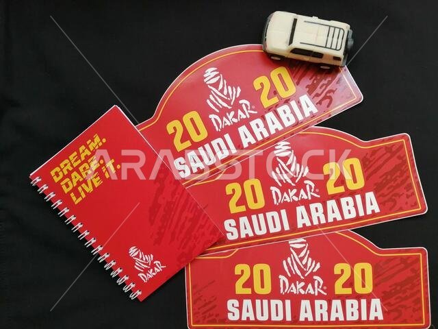الشعار الرسمي لرالي داكار 2020 في المملكة العربية السعودية. يُقام أصعب رالي في العالم في المملكة العربية السعودية في الفترة من 5 إلى 17 يناير 2020.