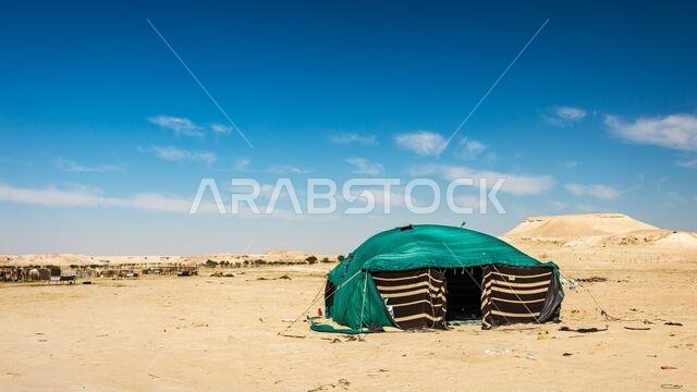 كوخ صغير في منطقة صحراوية - السرار، المملكة العربية السعودية.