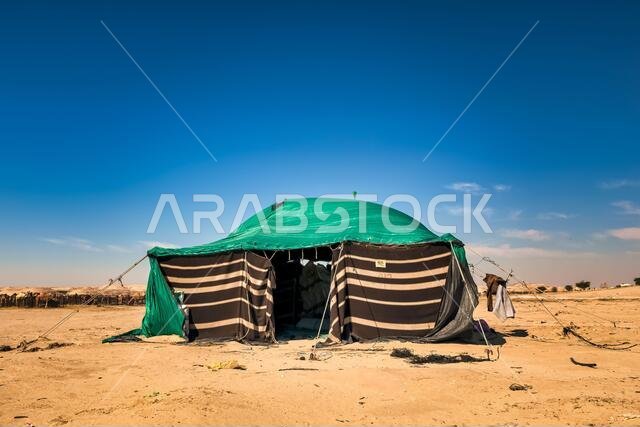 كوخ صغير في منطقة صحراوية - السرار، المملكة العربية السعودية. كوخ صغير في منطقة صحراوية - السرار، المملكة العربية السعودية.
