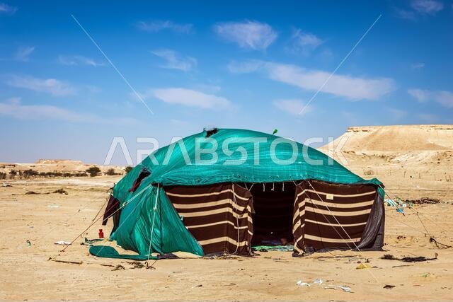 كوخ صغير في منطقة صحراوية - السرار، المملكة العربية السعودية.