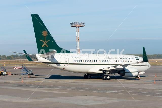 طائرة بوينغ 737 خاصة تابعة لوزارة المالية في المملكة العربية السعودية في مطار ماناس، قيرغيزستان. طائرة بوينغ بيزنس جيت (BBJ) مسجلة برقم HZ-MF1.