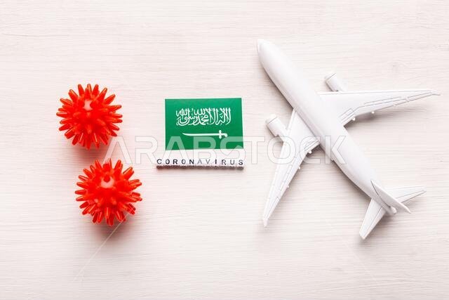 حظر الطيران وإغلاق الحدود أمام السياح والمسافرين المصابين بفيروس كورونا (كوفيد-19). طائرة وعلم المملكة العربية السعودية على خلفية بيضاء.