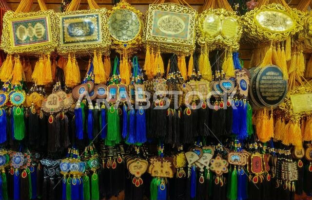 مجموعة متنوعة من الهدايا التذكارية الإسلامية في متجر بالمملكة العربية السعودية