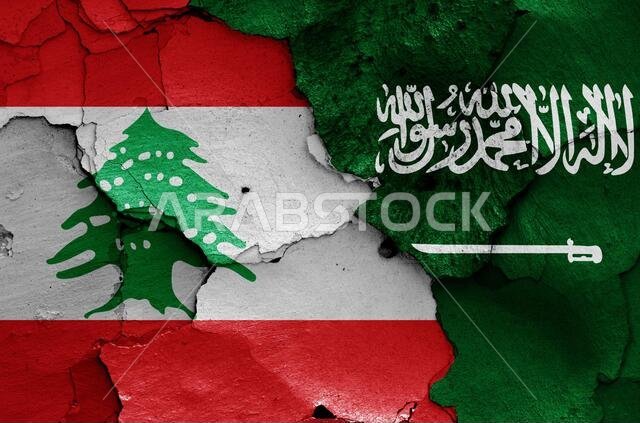 أعلام لبنان والسعودية مرسومة على جدار متصدع