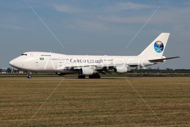 طائرة شحن تابعة لشركة الخطوط الجوية السعودية من طراز بوينغ 747-200F تحمل رقم التسجيل EK74799 تسير على الممر الخامس في مطار سخيبول بأمستردام.